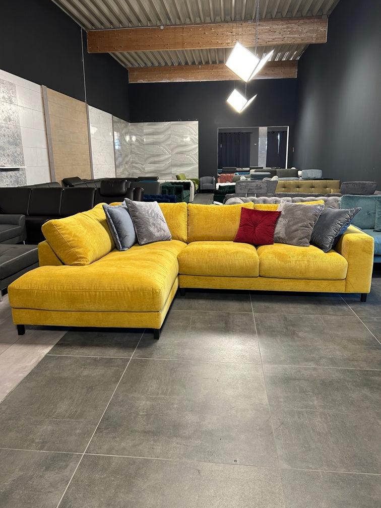 Ecksofa – Luxus in Cord-Gold