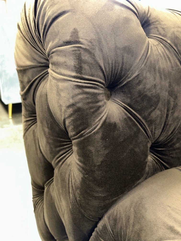 Chesterfield Design-Sofa – Klassik trifft Samt-Luxus