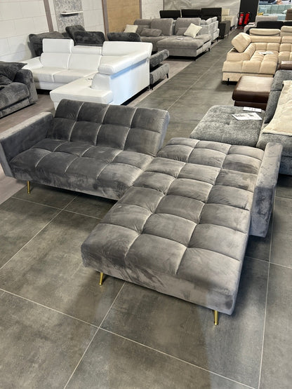 Glamouröse Kompakt-Ecke – Samt-Chic mit Gold-Akzenten
