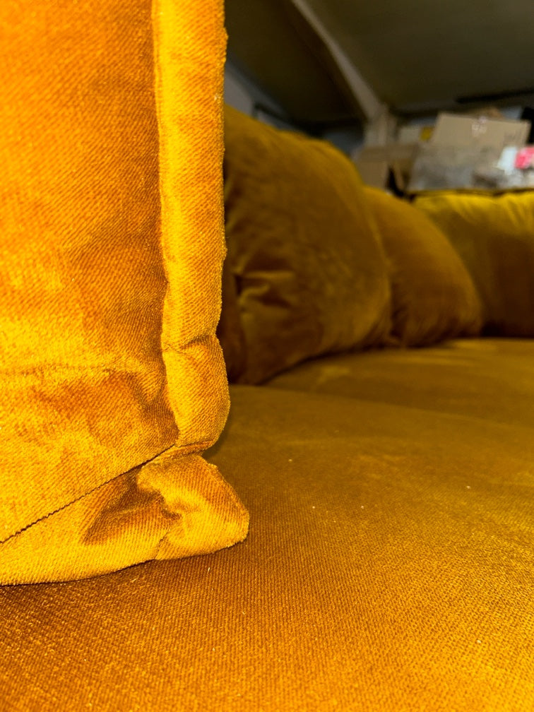 Bequemes Sofa in edler Goldfarbe