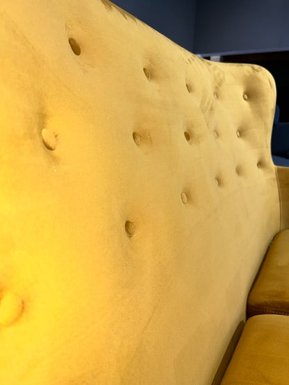 Chesterfield 2-Sitzer – Retrostyle in Gold-Samt