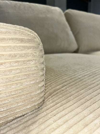 Wohnlandschaft mit Bett und Bettkasten