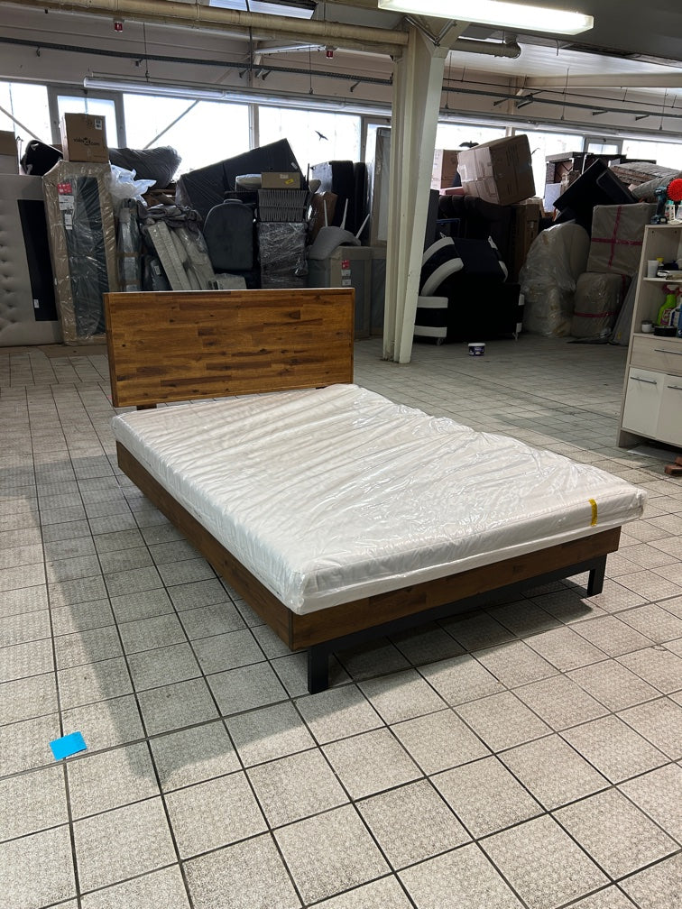 Polsterbett 140 x 190 cm – mit Matratze