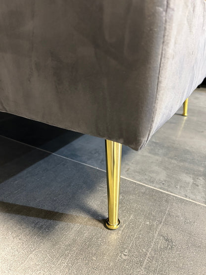 Glamouröse Kompakt-Ecke – Samt-Chic mit Gold-Akzenten