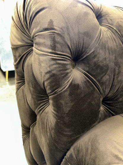 Chesterfield Design-Sofa – Klassik trifft Samt-Luxus