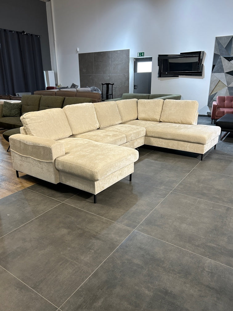 Wohnlandschaft im Nordic Design mit Bett und Stauraum