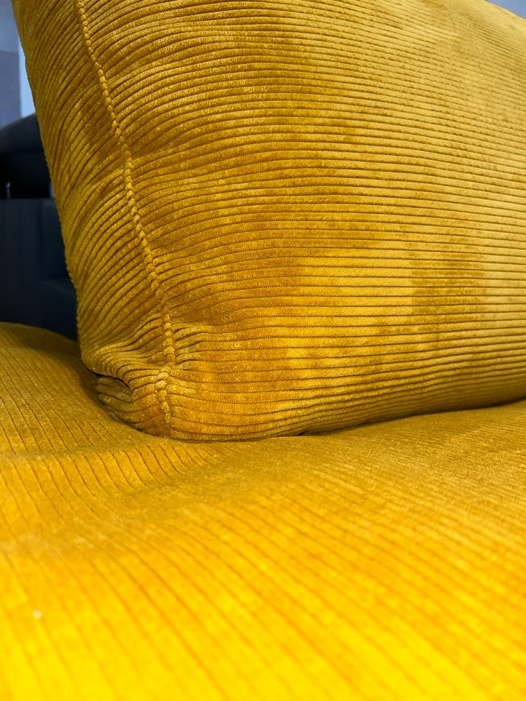 Ecksofa – Luxus in Cord-Gold