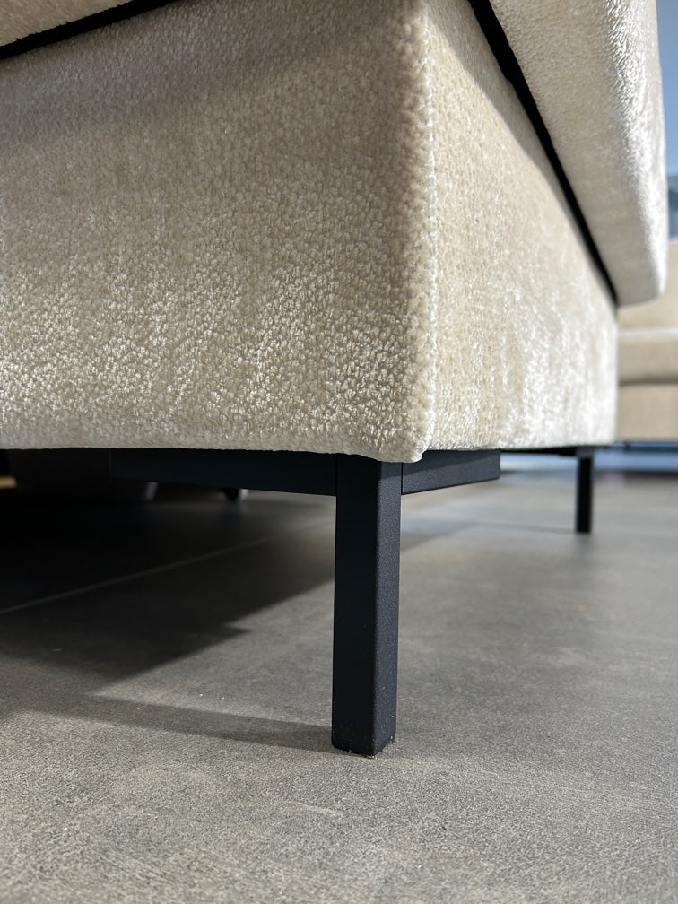 Wohnlandschaft im Nordic Design mit Bett und Stauraum