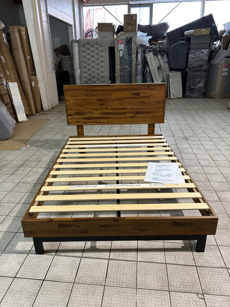 Polsterbett 140 x 190 cm – mit Matratze