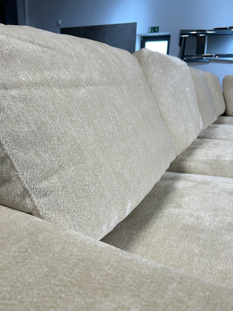 Wohnlandschaft im Nordic Design mit Bett und Stauraum