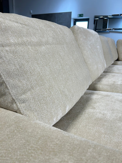 Wohnlandschaft im Nordic Design mit Bett und Stauraum