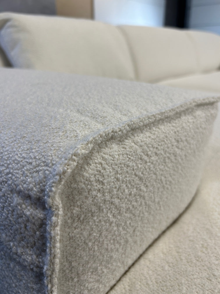 Loft-Design Polsterecke – Lässiger Chic mit Hocker